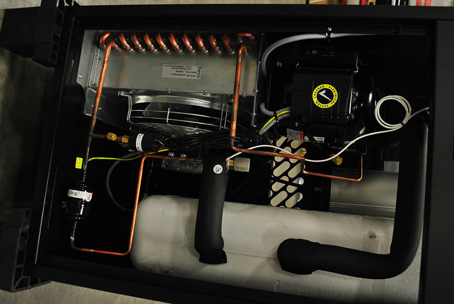 Top-down internal view of the Airbase EDRCF1150058, showing the arrangement of the refrigerant tank, pipes, and cooling system.