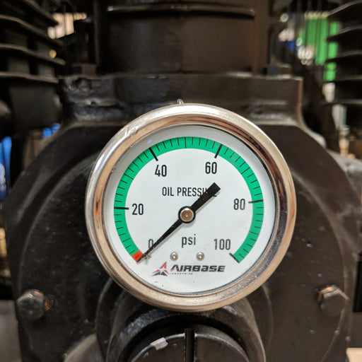 Close up of oil pressure gauge on the EMAX E450 G truck mount air compressor system